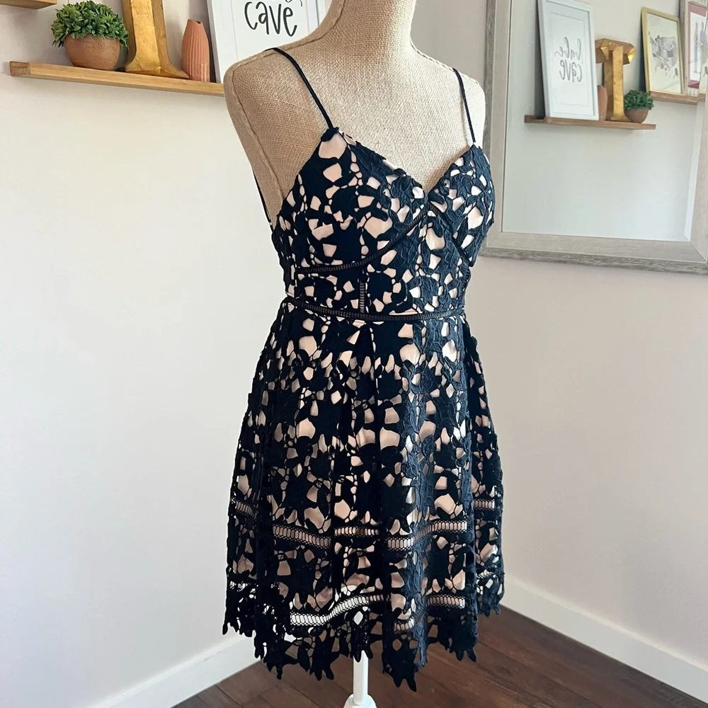 🏷️ SOLD Black & Nude Lace Cutout Mini Dress - Picture 4 of 10